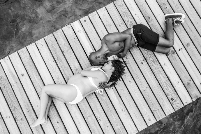 Séance photo grossesse au drone réalisée en Martinique pour capturer la maternité avec douceur et naturel en extérieur.