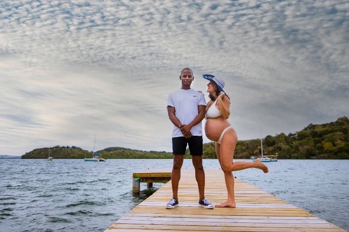 Séance photo grossesse réalisée en Martinique pour capturer la maternité avec douceur et naturel en extérieur.