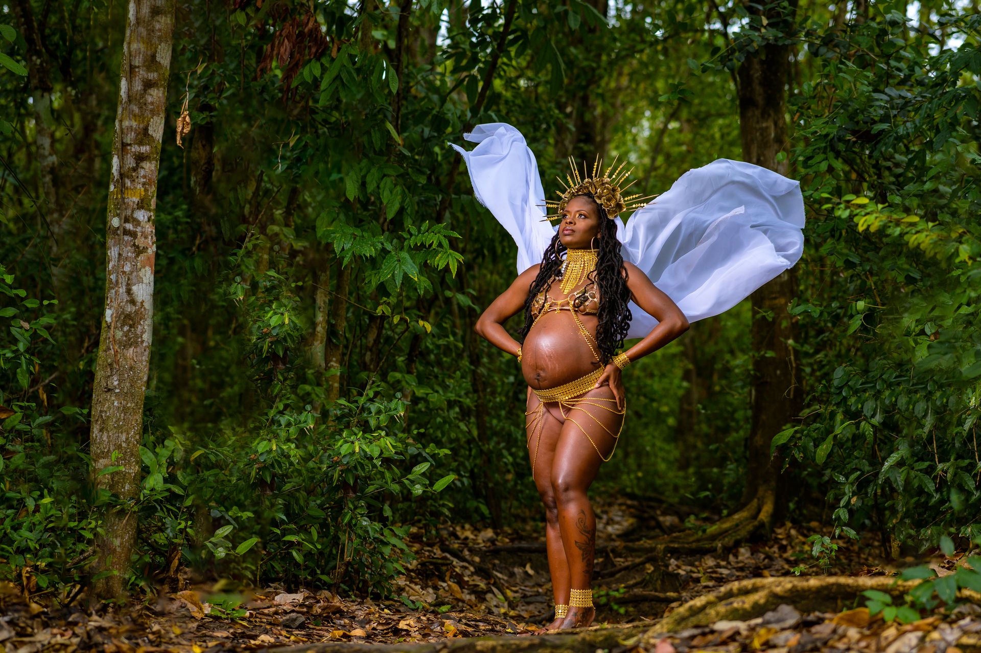 Séance photo grossesse réalisée en Martinique à la foret Vatable pour capturer la maternité avec douceur et naturel en extérieur.