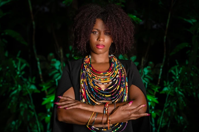 Shooting photo artistique en Martinique avec jeu de lumière créatif Portrait artistique réalisé en Martinique avec mise en scène Séance lightpainting réalisée par une photographe en Martinique Photographie artistique professionnelle en Martinique