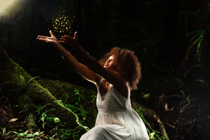 Shooting photo artistique en Martinique avec jeu de lumière créatif Portrait artistique réalisé en Martinique avec mise en scène Séance lightpainting réalisée par une photographe en Martinique Photographie artistique professionnelle en Martinique