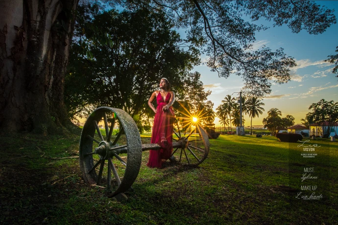 Shooting photo artistique en Martinique avec jeu de lumière créatif Portrait artistique réalisé en Martinique avec mise en scène Séance lightpainting réalisée par une photographe en Martinique Photographie artistique professionnelle en Martinique